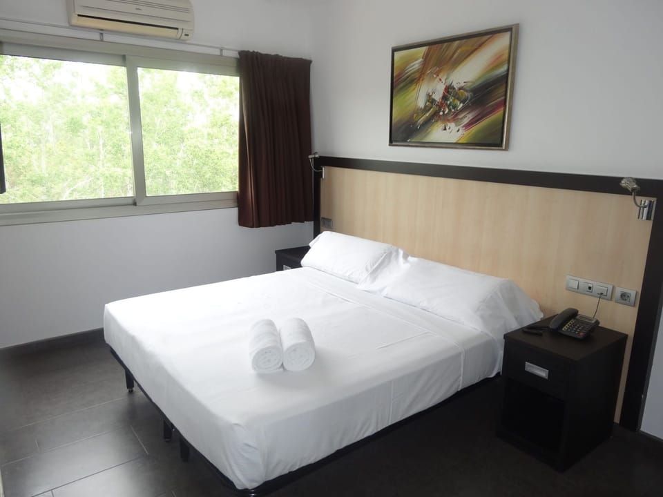 Double Room | Down comforters, in-room safe, individually decorated