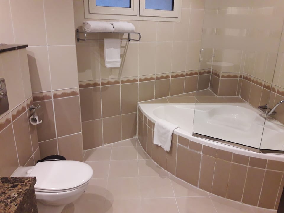 Executive Suite | Bathroom | Combined shower/tub, rainfall showerhead, free toiletries, hair dryer