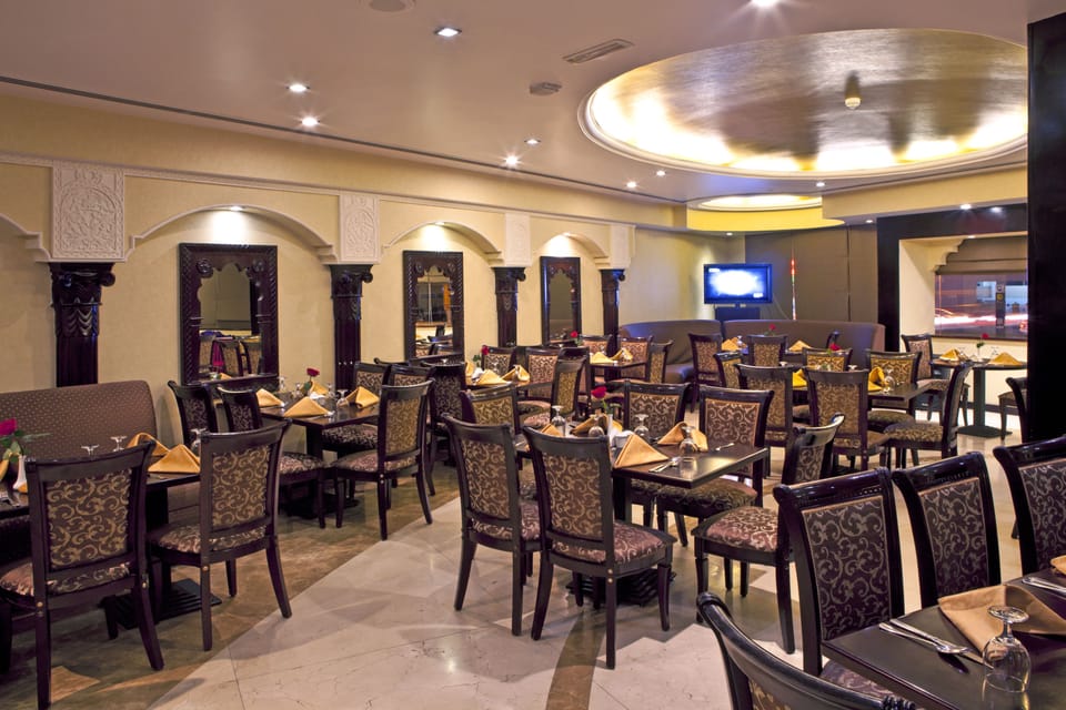 2 restaurants; lunch and dinner served