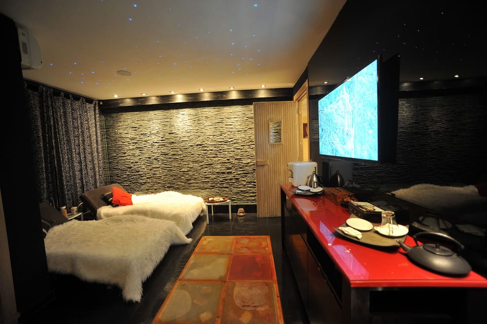 Sauna, steam room, Turkish bath, hot stone massages, Thai massages