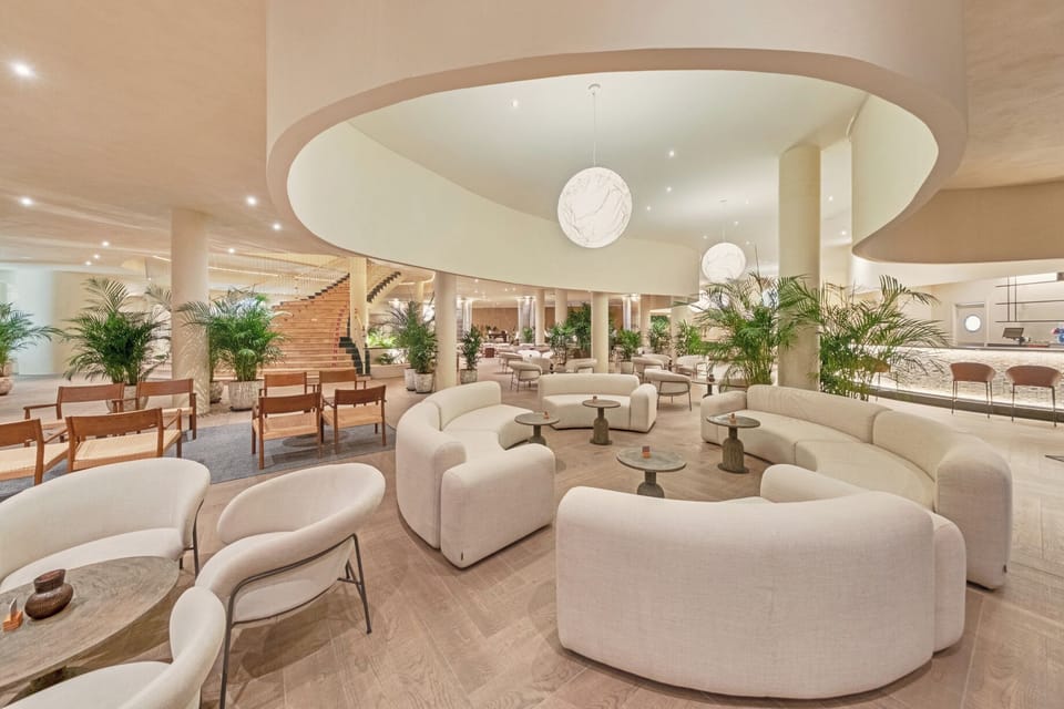 2 bars/lounges, swim-up bar, poolside bar