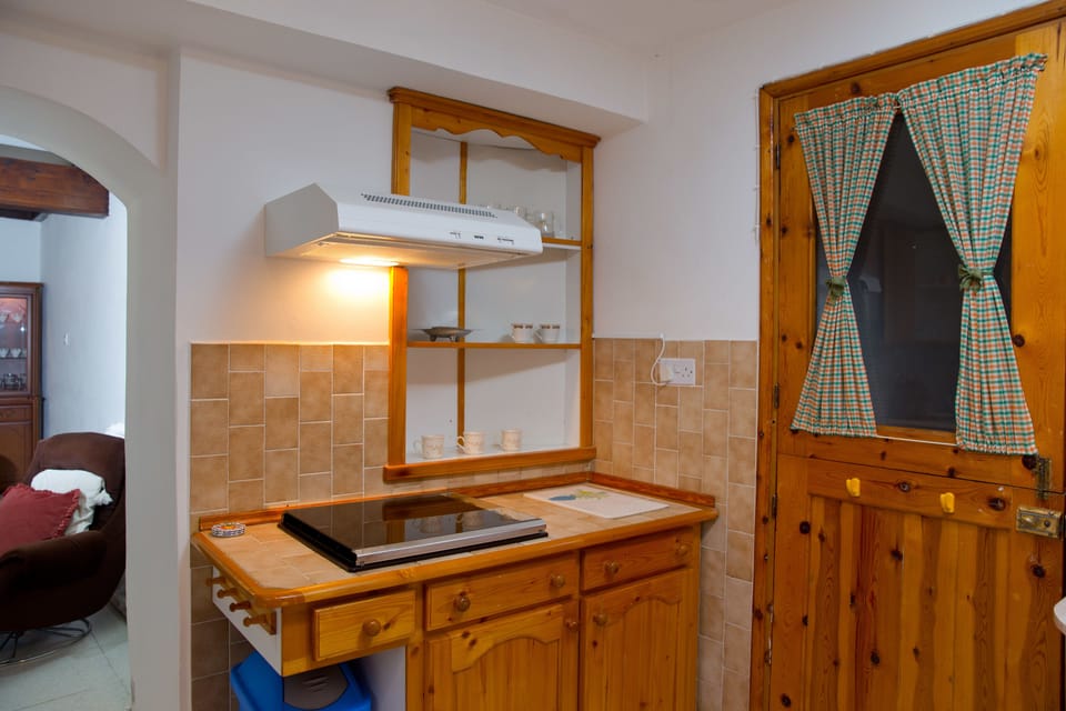 Traditional House, 2 Bedrooms | Private kitchen | Fridge, microwave, stovetop, dishwasher