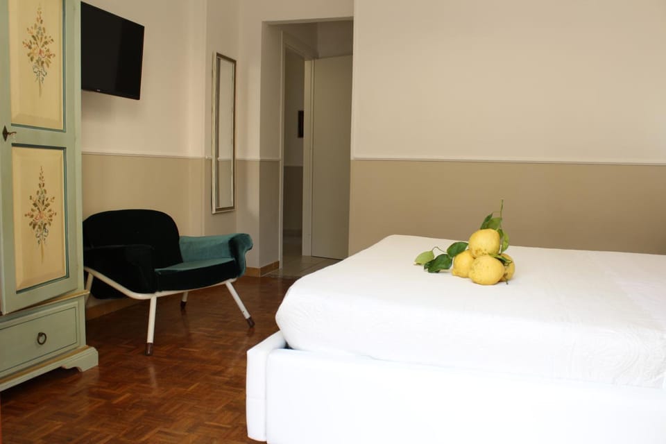 Minibar, free WiFi, bed sheets
