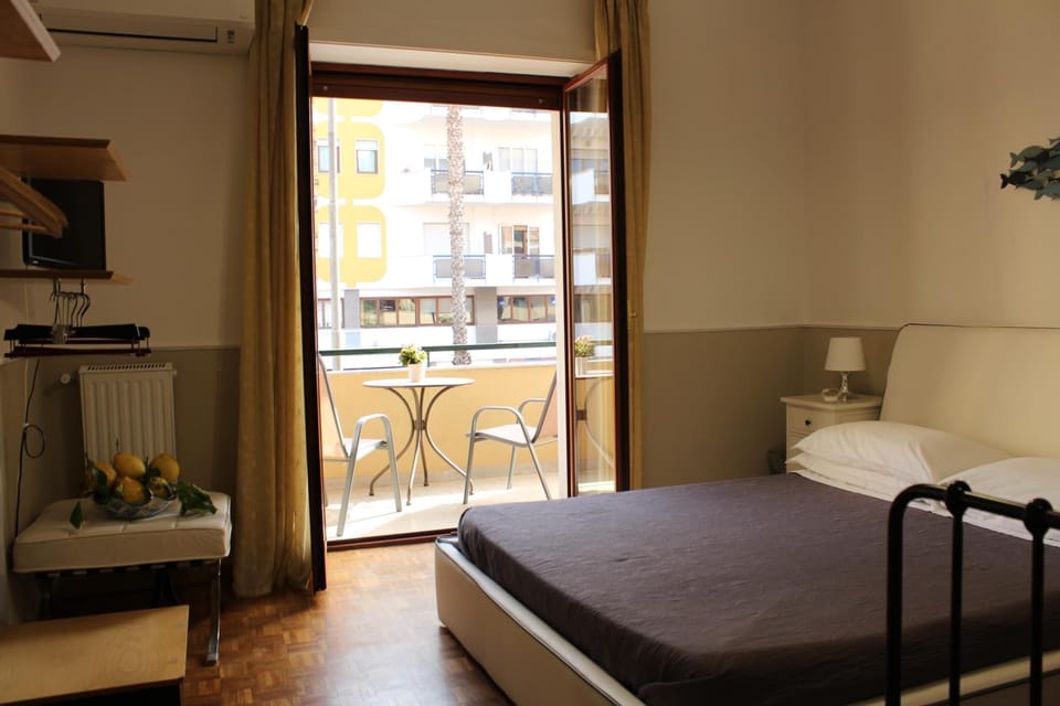 Minibar, free WiFi, bed sheets