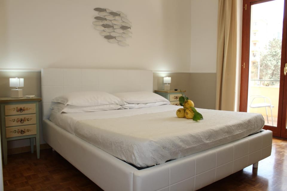 Minibar, free WiFi, bed sheets