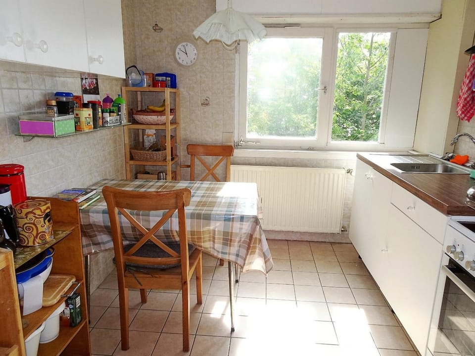 Full-size fridge, stovetop, coffee/tea maker, electric kettle