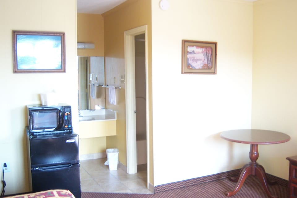 Standard Room, 1 King Bed | Room amenity