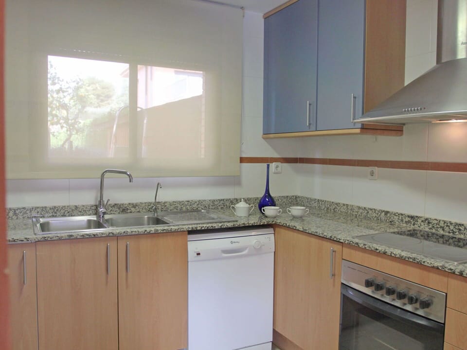 Furniture, Property, Cabinetry, Comfort, Window, Building, Mirror, Wood, Bed Frame, Bed