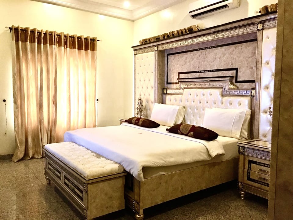 Presidential Suite | Premium bedding, free WiFi, bed sheets