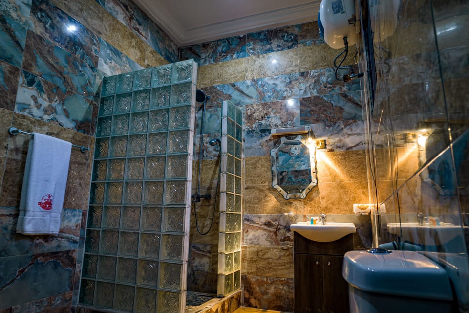 Executive Room | Bathroom | Free toiletries, bathrobes, towels, soap