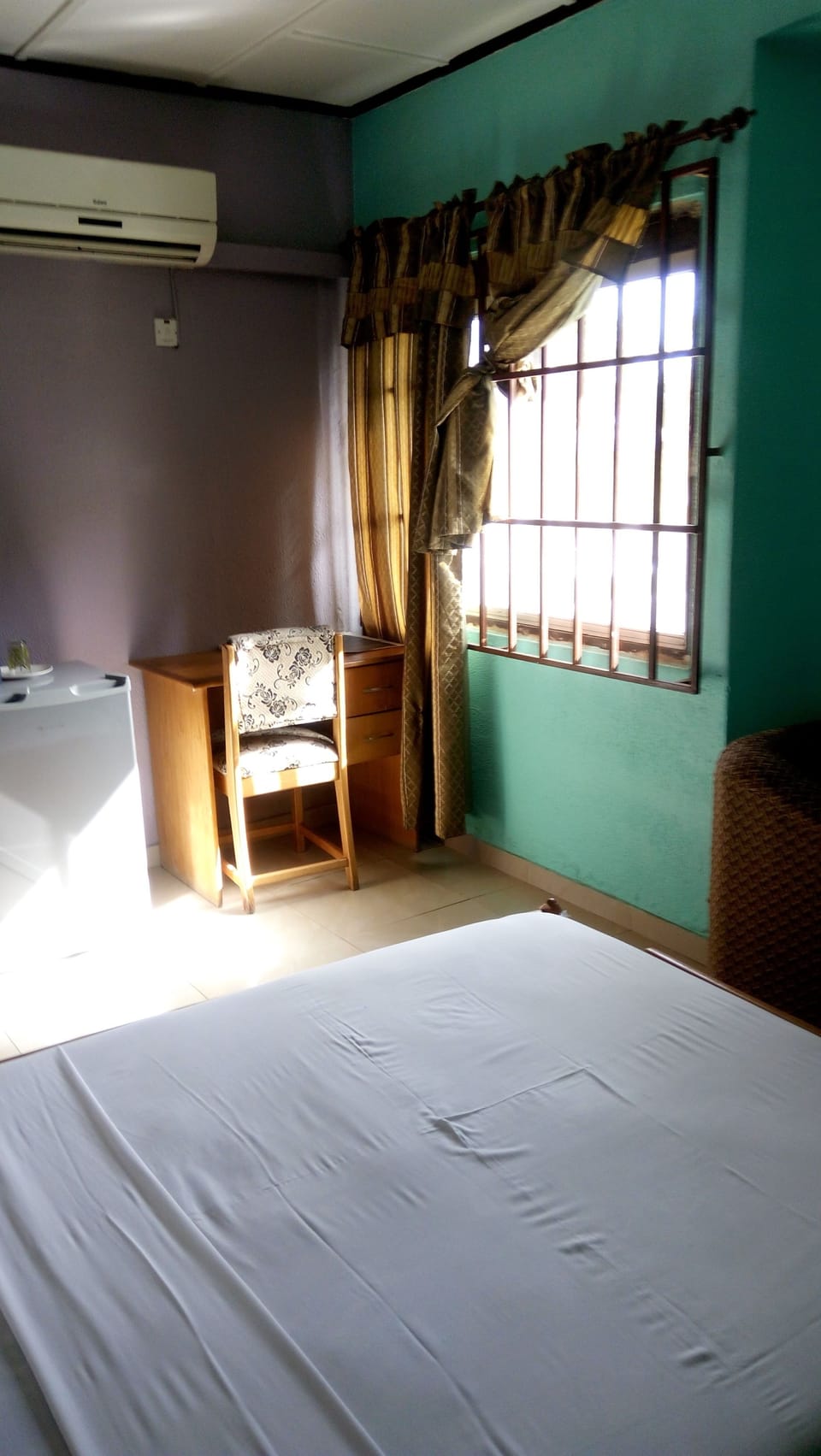 Single Room | Premium bedding, desk, WiFi (free), bed sheets