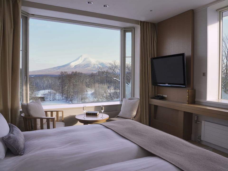 Premium bedding, in-room safe, free WiFi, bed sheets
