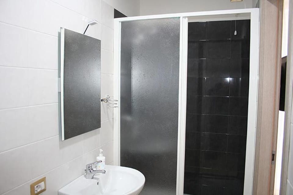 Shower, rainfall showerhead, free toiletries, hair dryer