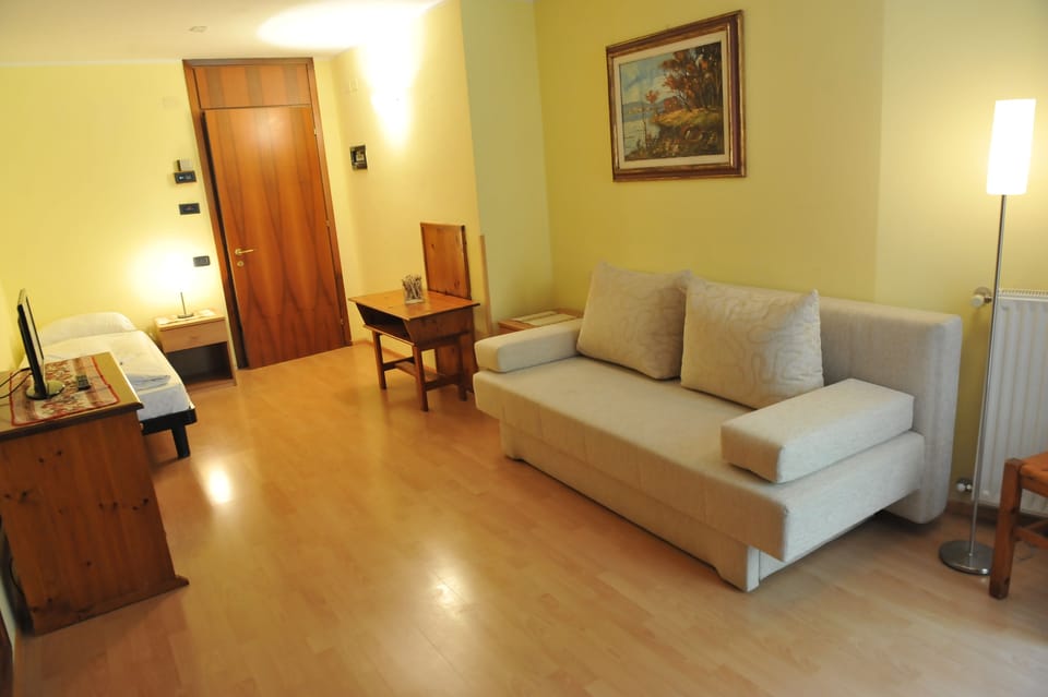 Family Room, 2 Bedrooms (5 Personen) | Desk, cribs (surcharge), WiFi (free), bed sheets