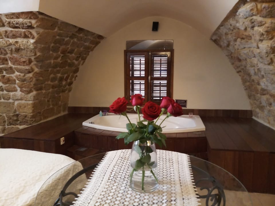 Deluxe Suite, 1 Queen Bed with Sofa bed, Non Smoking | Bathroom | Bathrobes, slippers, towels