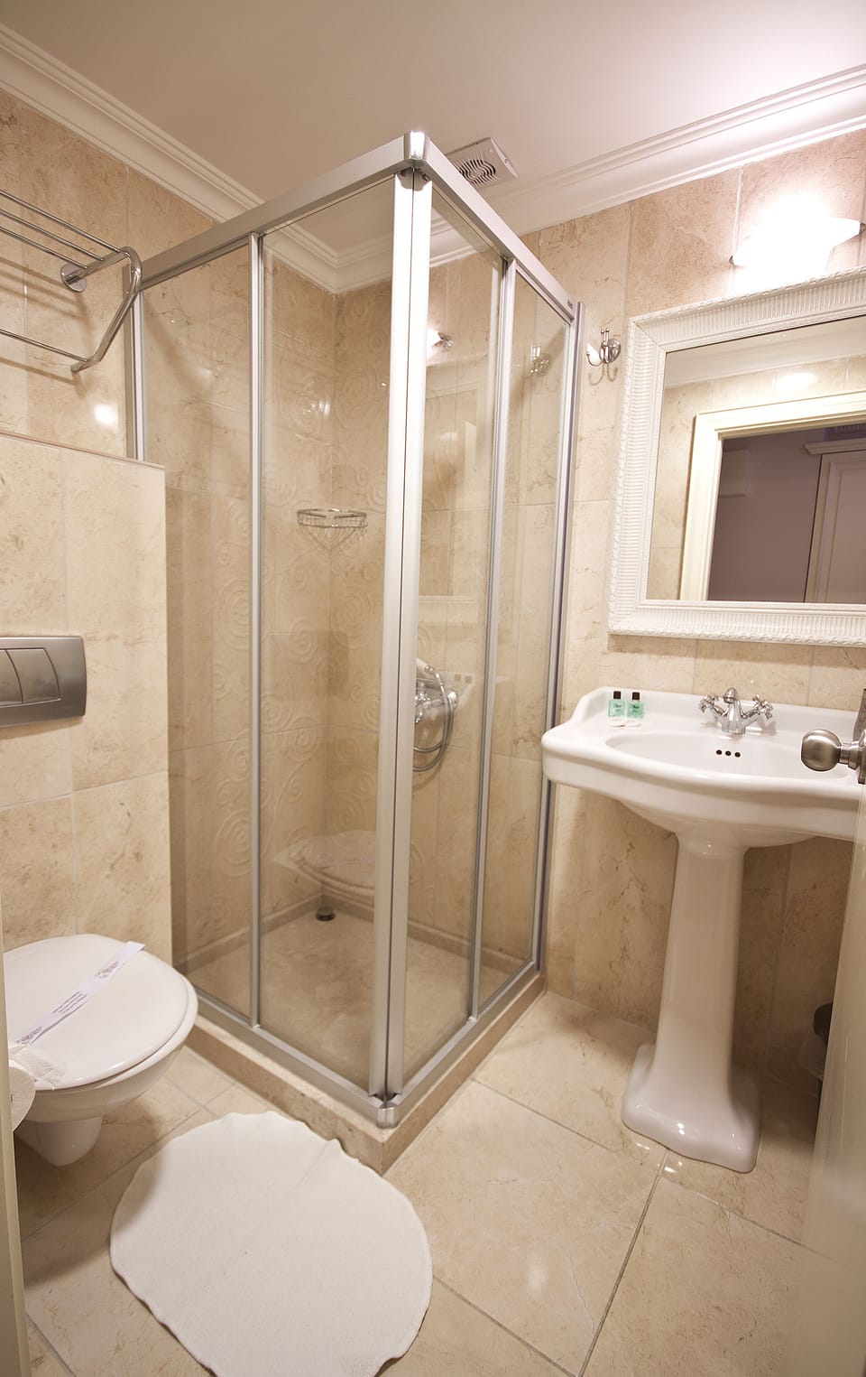 Double Room | Bathroom | Shower, free toiletries, hair dryer, slippers