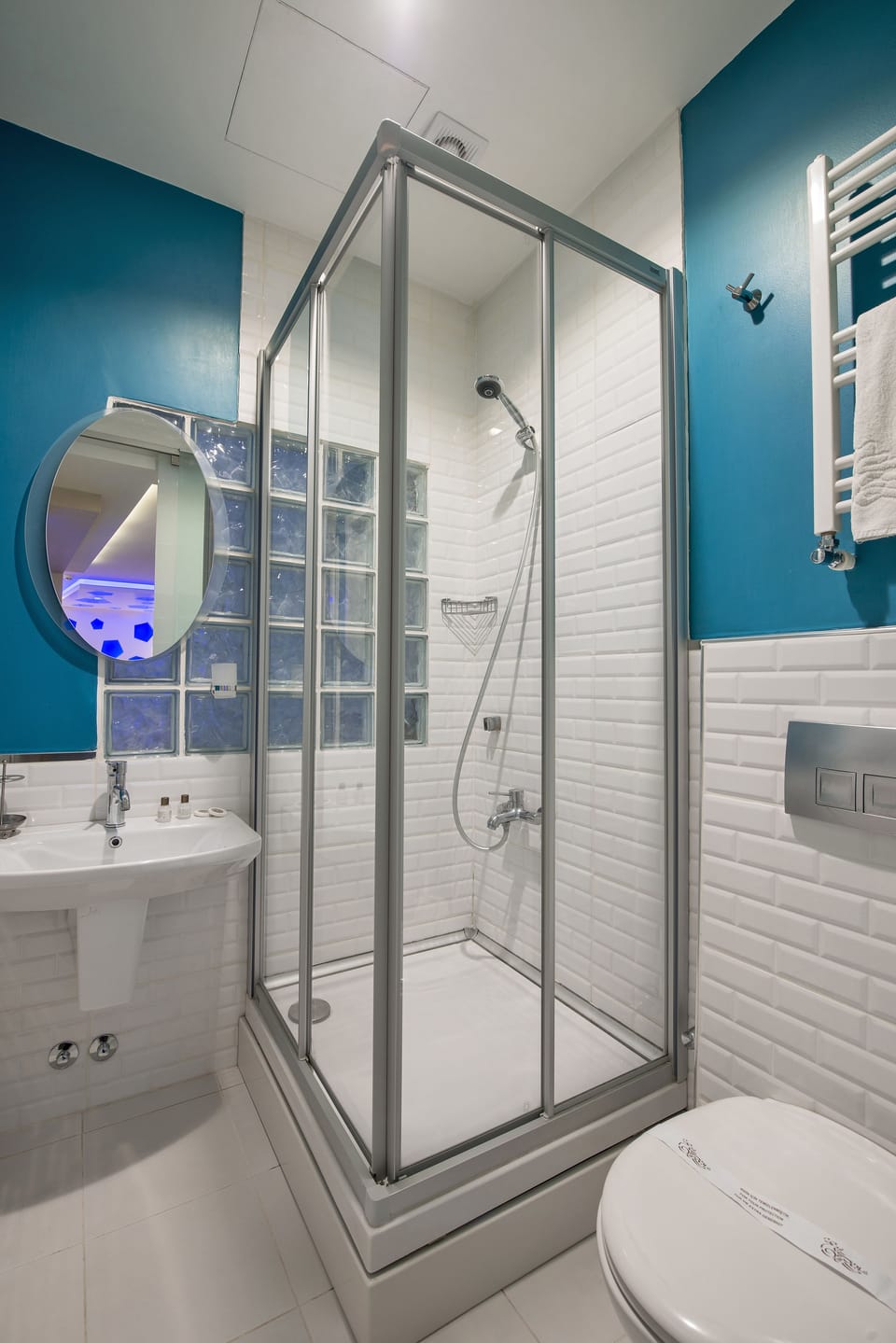 Triple Room | Bathroom | Shower, free toiletries, hair dryer, slippers