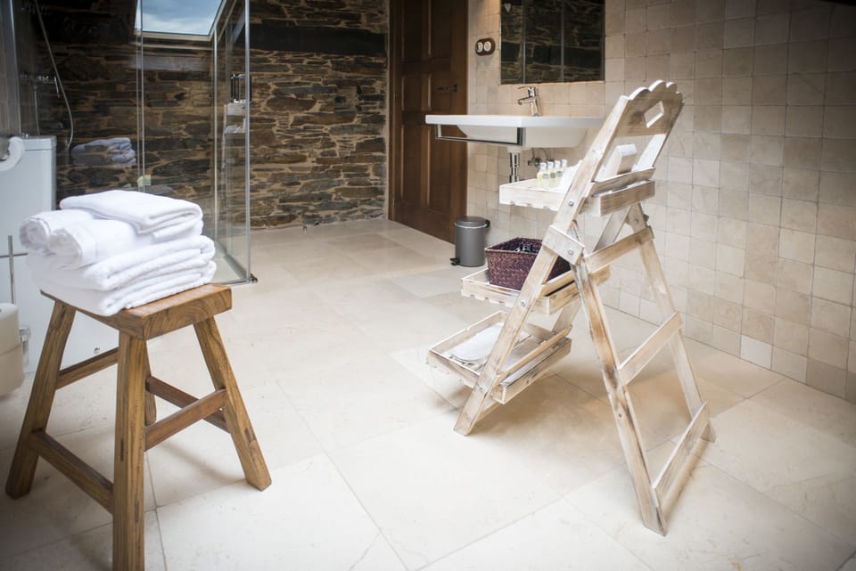 Family Suite | Bathroom | Shower, free toiletries, hair dryer, towels