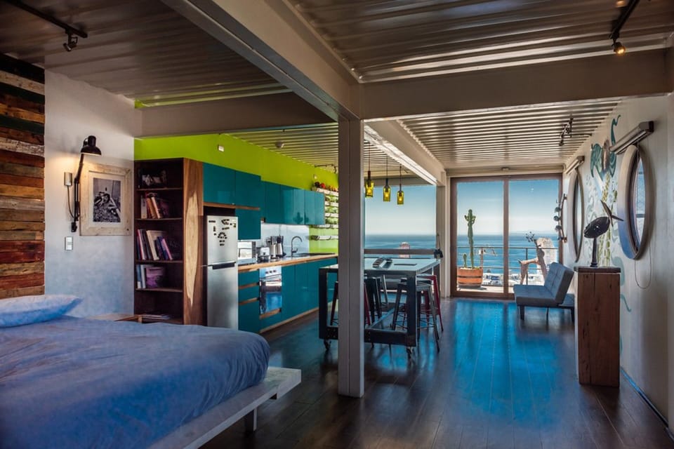 Deluxe Studio Suite | Private kitchen | Fridge, microwave, oven, stovetop