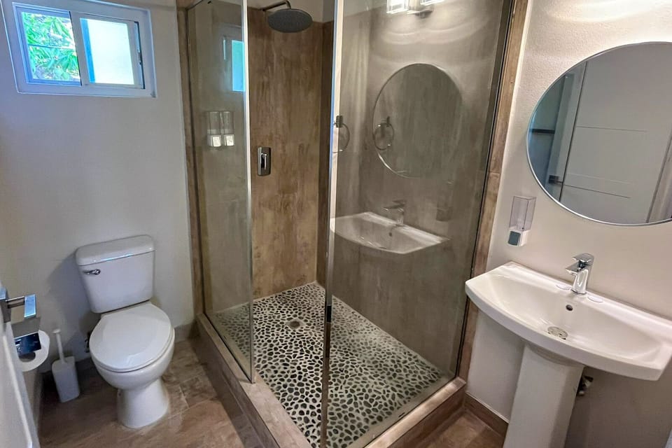 Standard Room, 1 Queen Bed, Non Smoking | Bathroom | Shower, towels
