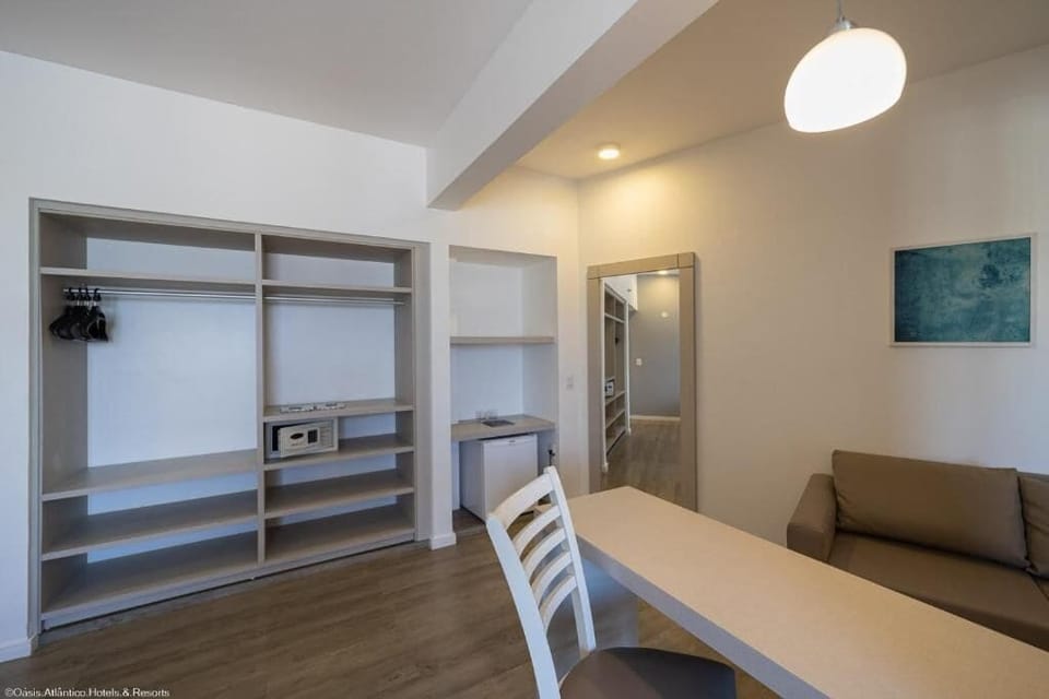 Suite Dupla Frente Mar | Minibar, in-room safe, desk, blackout drapes