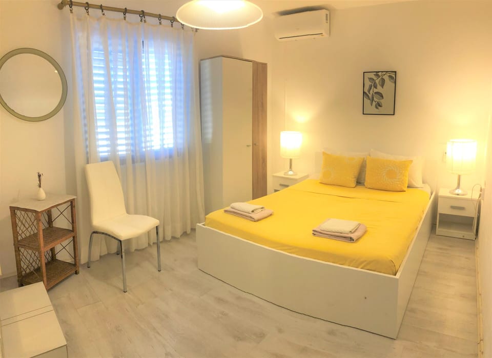 In-room safe, WiFi (free), bed sheets