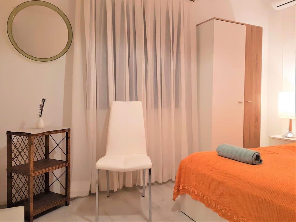 In-room safe, WiFi (free), bed sheets