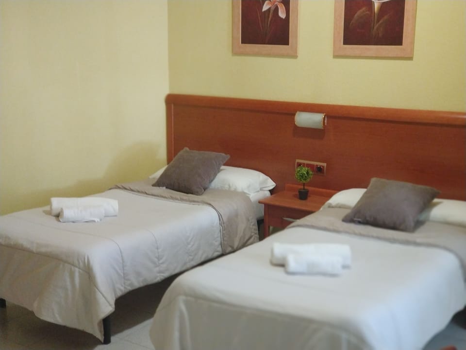 Twin Room | Desk, free WiFi