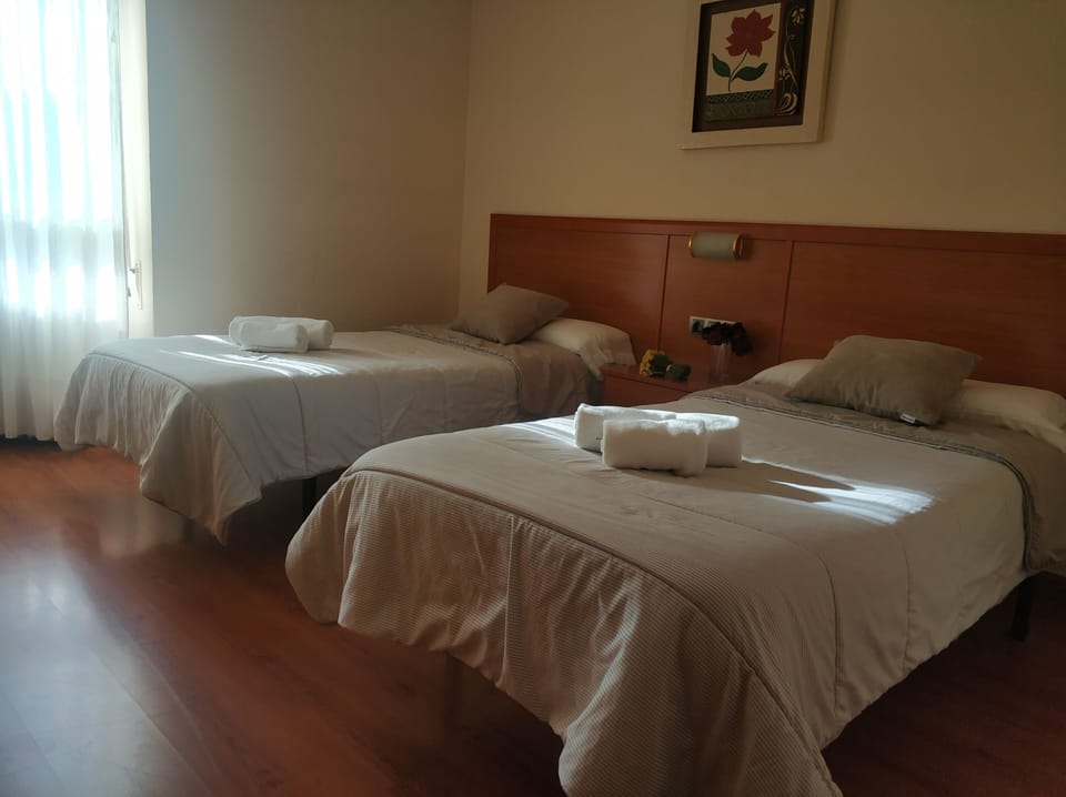 Twin Room | Desk, free WiFi