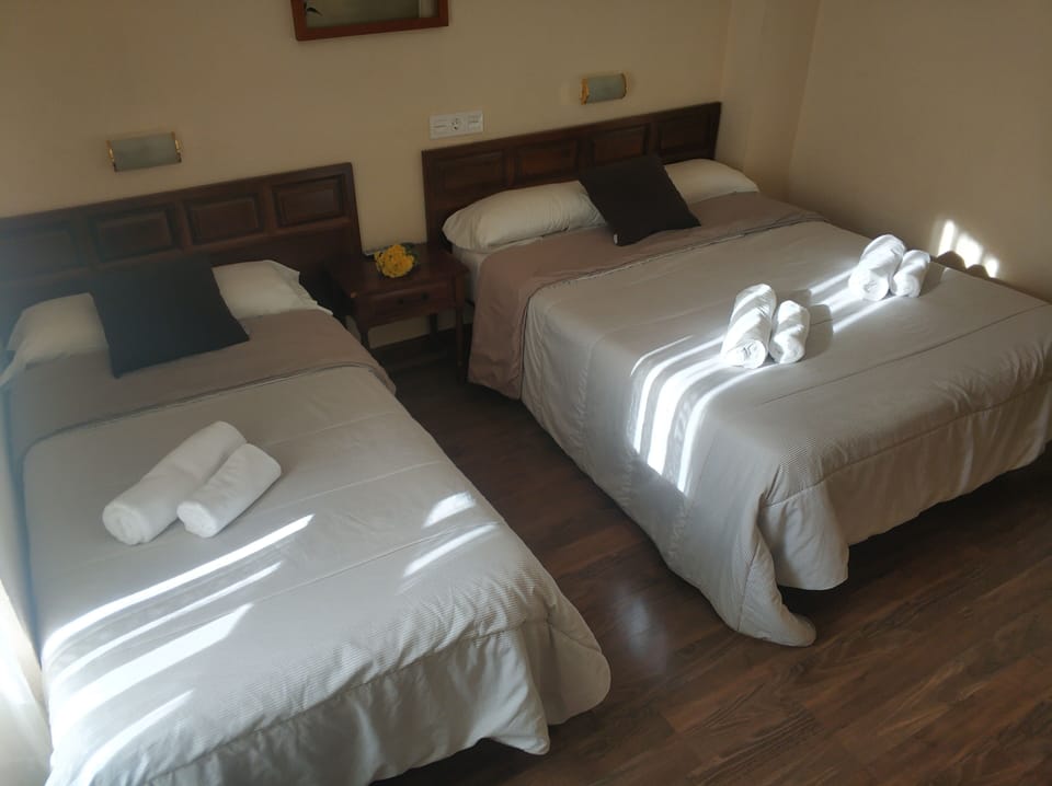 Twin Room | Desk, free WiFi