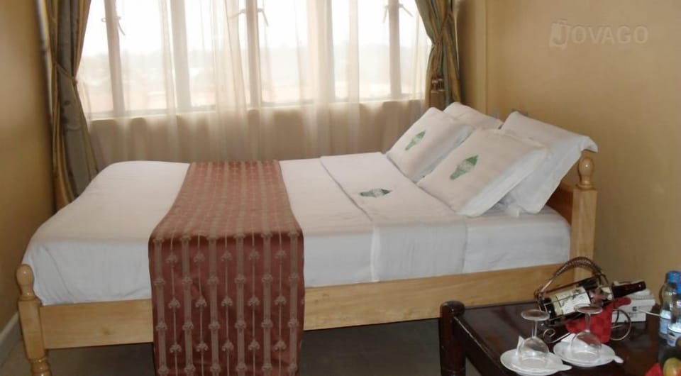Double Room | Desk, free WiFi, bed sheets