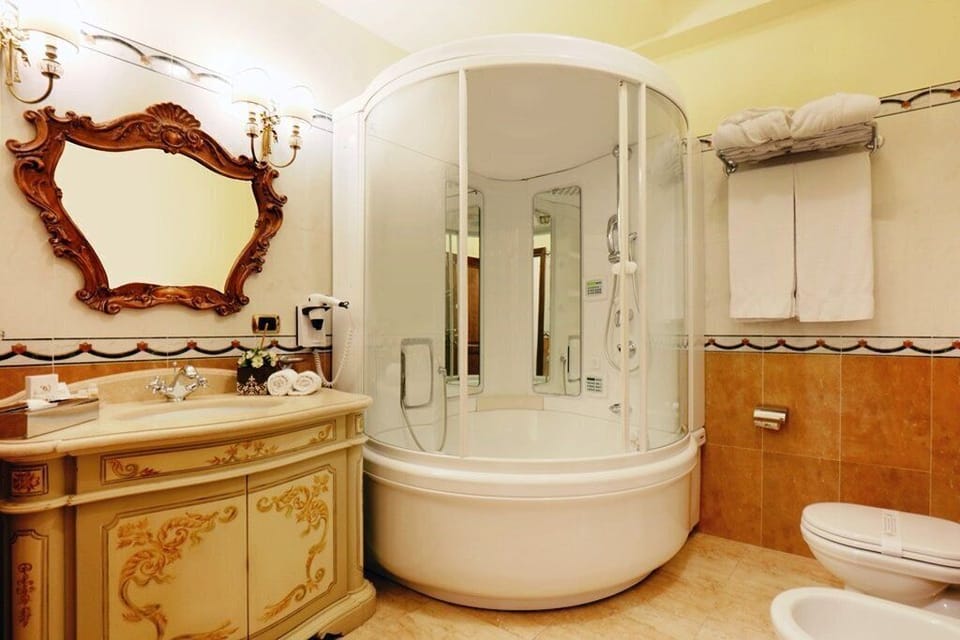 Suite | Minibar, in-room safe, desk, free WiFi