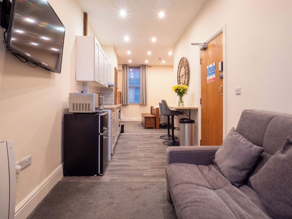 Llety Small Double | Private kitchen | Coffee/tea maker, electric kettle