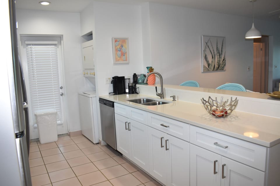 Highly spacious kitchen with washer/dryer
