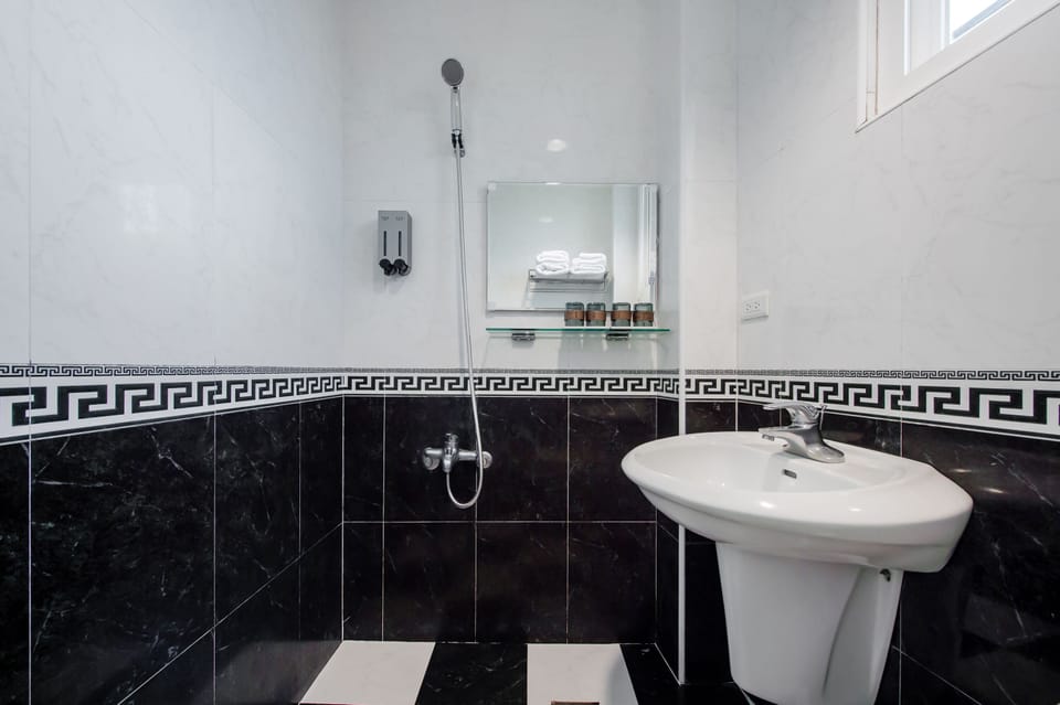 Superior Quadruple Room | Bathroom | Shower, rainfall showerhead, hair dryer, slippers