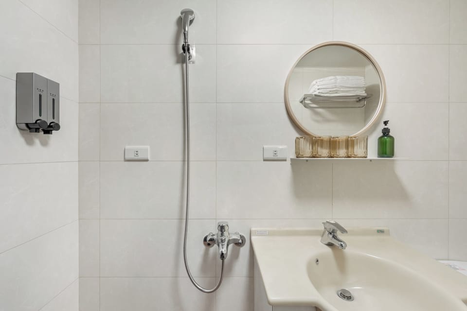 Deluxe Quadruple Room | Bathroom | Shower, rainfall showerhead, hair dryer, slippers