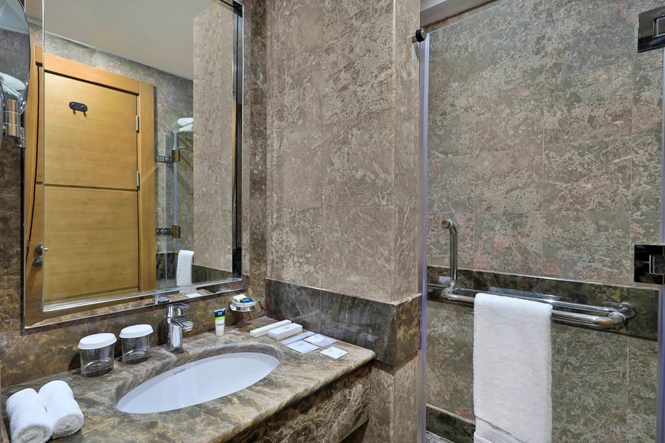 Combined shower/tub, free toiletries, hair dryer, slippers