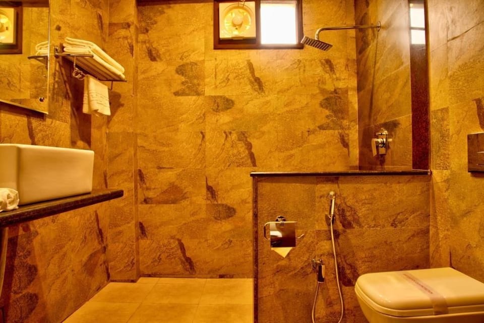 Shower, rainfall showerhead, free toiletries, slippers