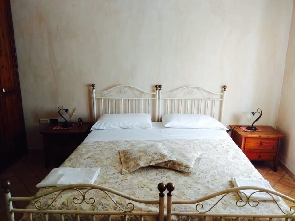 Camera Degli Zii | Desk, bed sheets