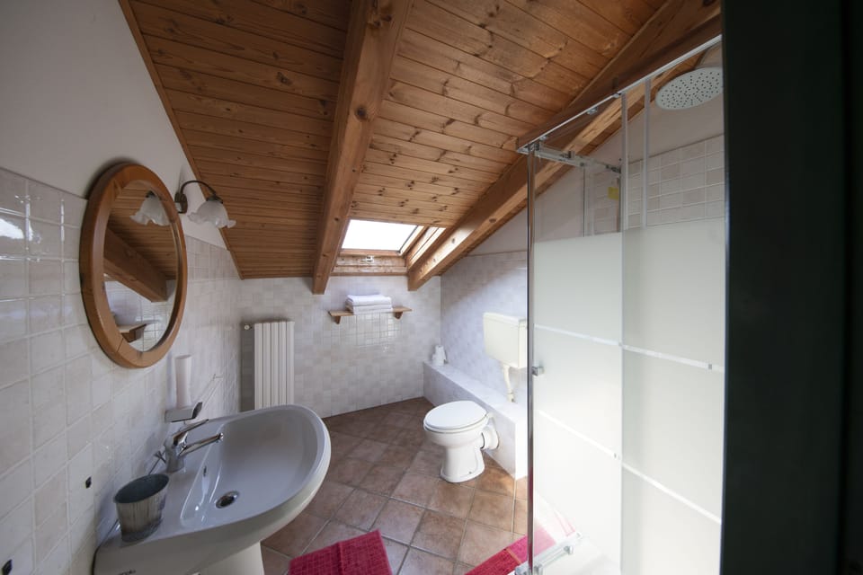 Quadruple Room | Bathroom amenities | Shower, free toiletries, hair dryer, bidet