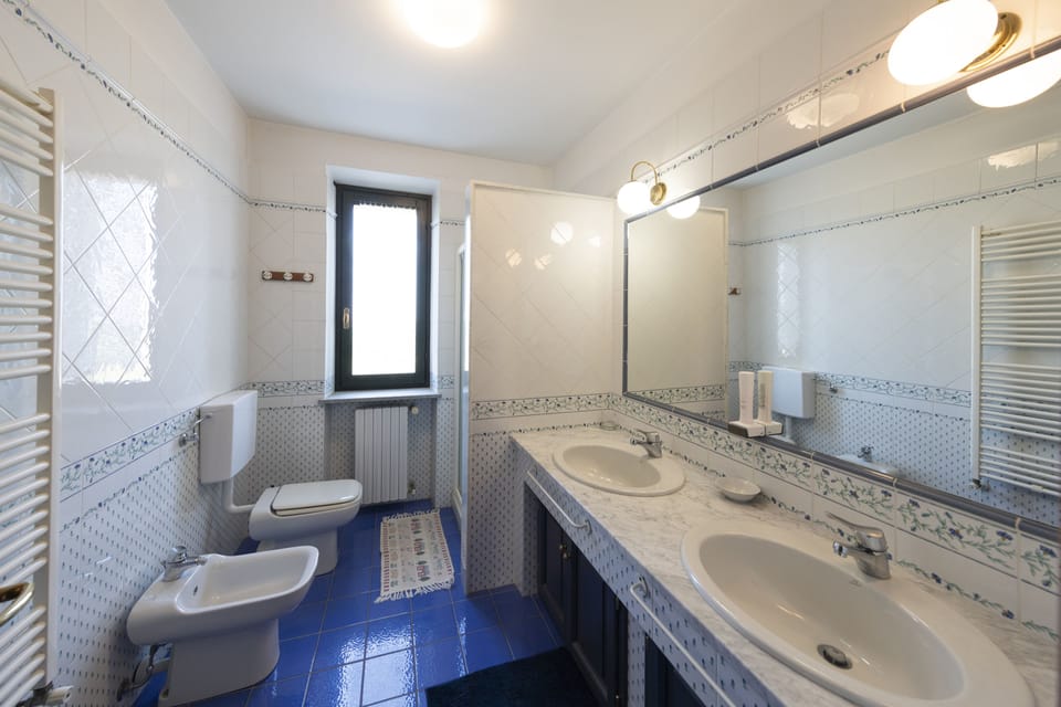 Triple Room | Bathroom amenities | Shower, free toiletries, hair dryer, bidet