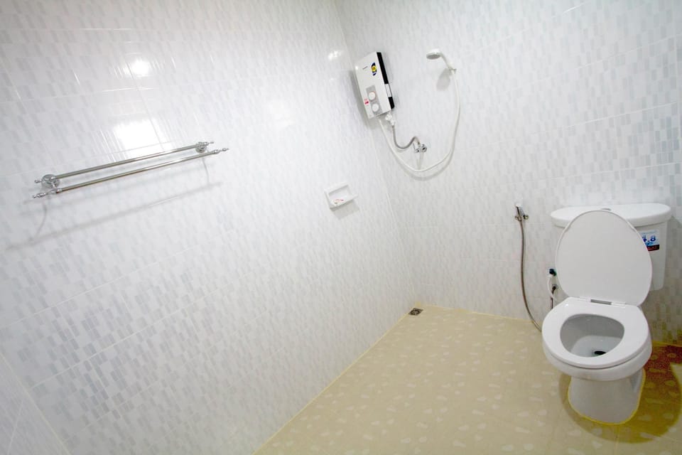 Shower, free toiletries, towels