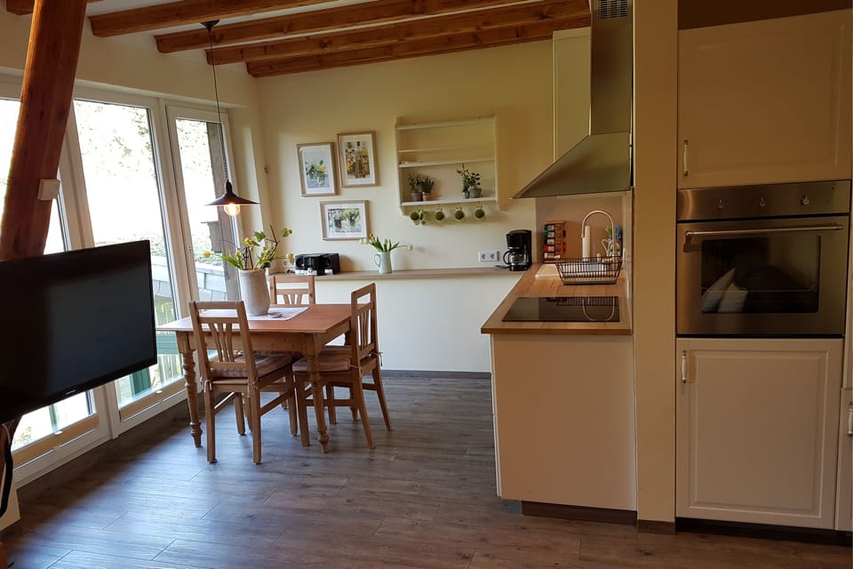 Apartment (Garten) | Private kitchen | Full-size fridge, microwave, oven, stovetop