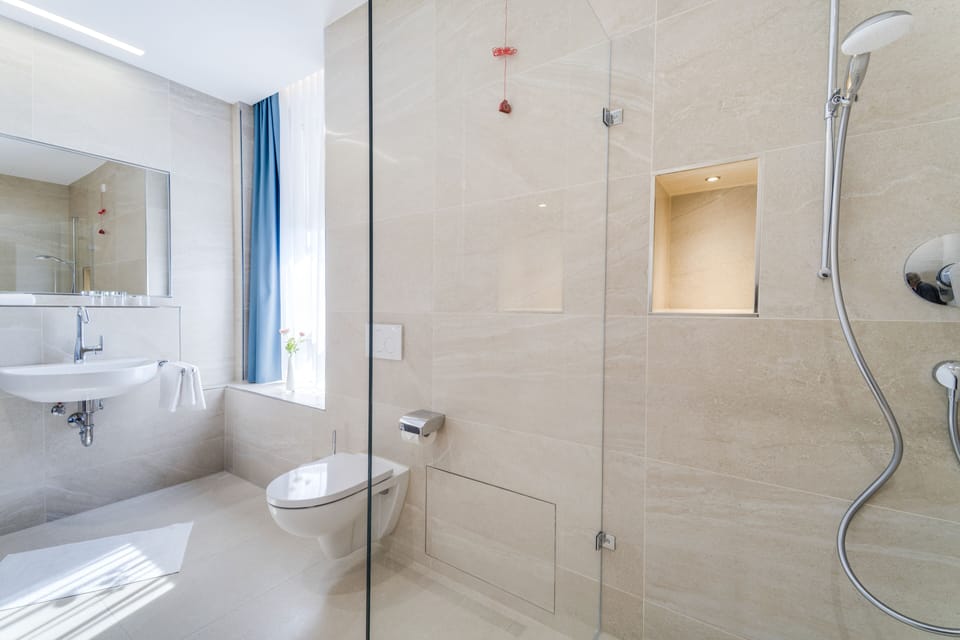 Triple Room, 1 Bedroom, Non Smoking | Bathroom | Shower, free toiletries, hair dryer, towels