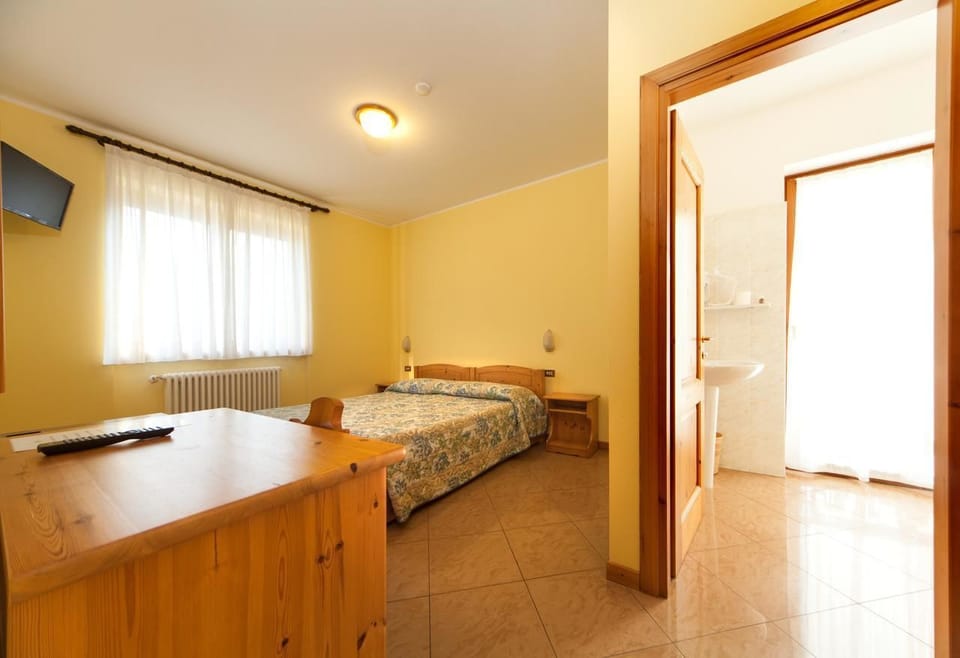 Triple Room | Minibar, desk, cribs/infant beds, free WiFi