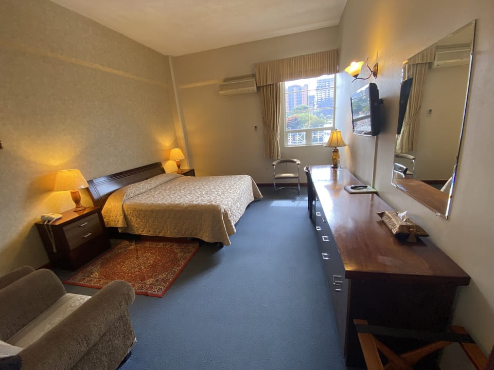 Basic Room, 1 Queen Bed, Non Smoking | Premium bedding, minibar, desk, soundproofing