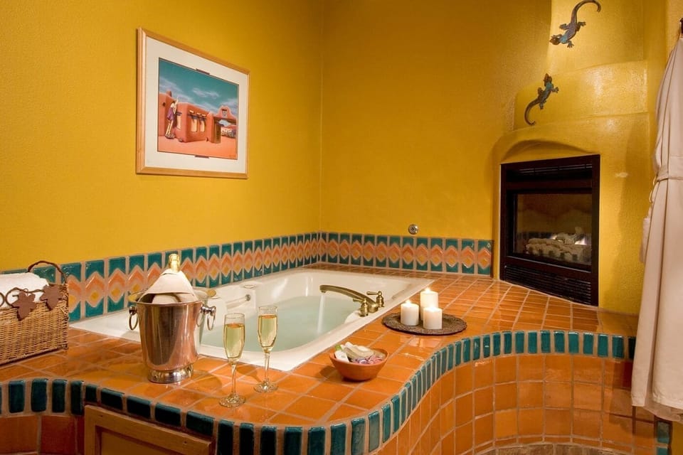 Luxury Studio Suite, 1 Queen Bed with Sofa bed, Hot Tub, Garden Area | Jetted tub