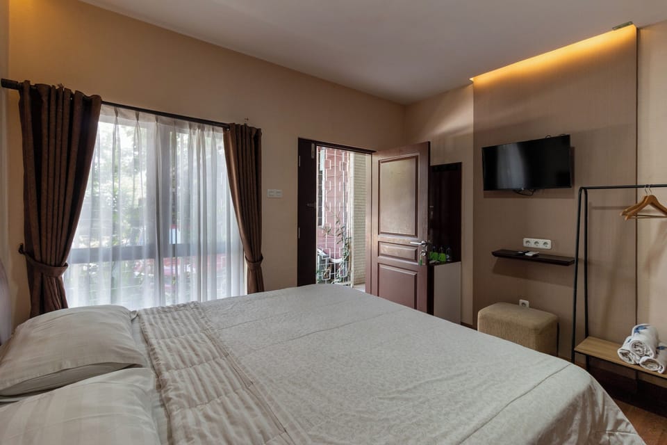Suite 1st Floor Triple | Desk, free WiFi, bed sheets