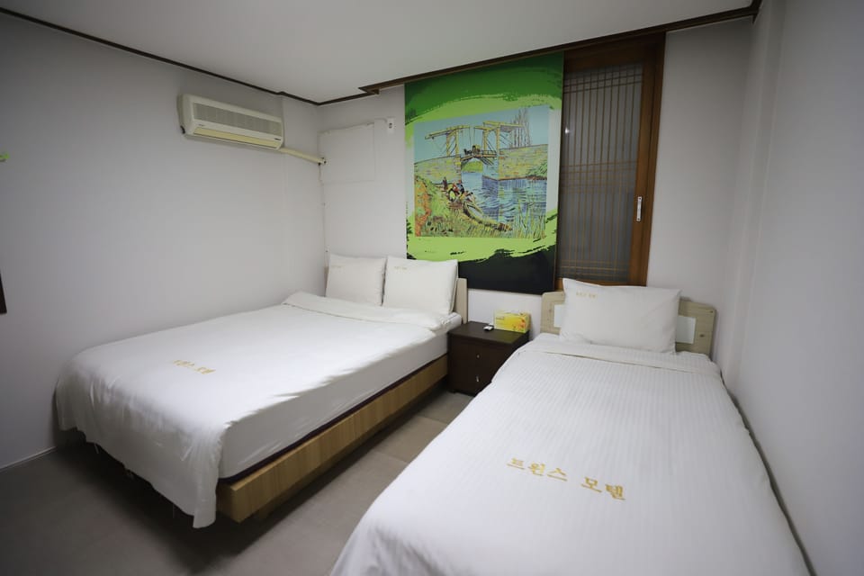 Triple Room | Desk, iron/ironing board, free WiFi, bed sheets
