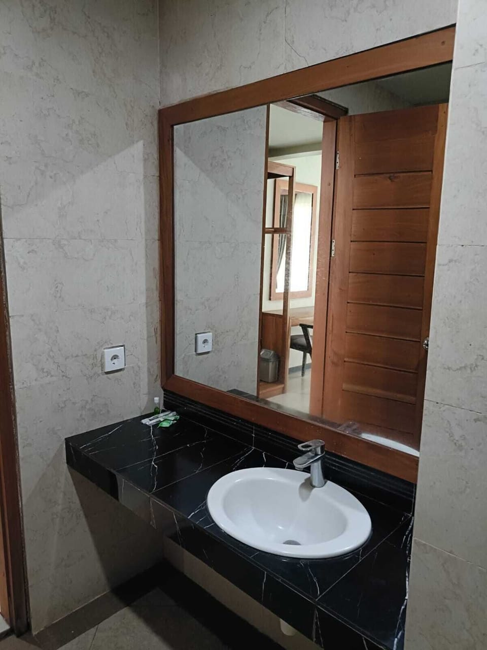 Deluxe Double Room, 1 King Bed, Non Smoking | Bathroom | Shower, free toiletries, bidet, towels